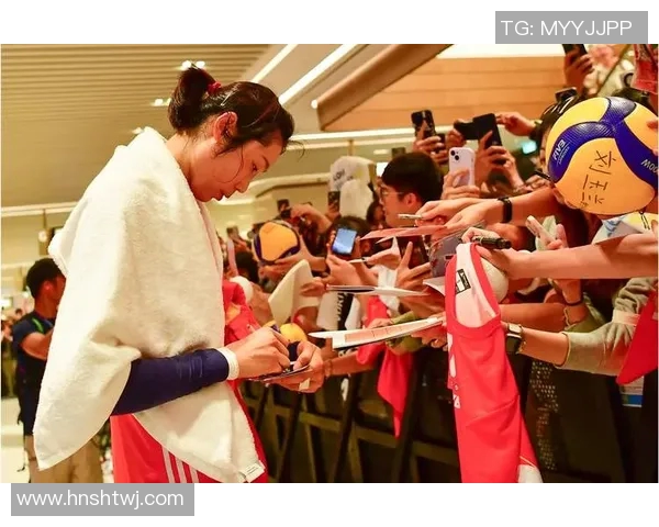 球迷欢呼声中球星现身观众席引发全场热烈反应与关注 球迷欢呼声中球星现身观众席引发全场热烈反应与关注